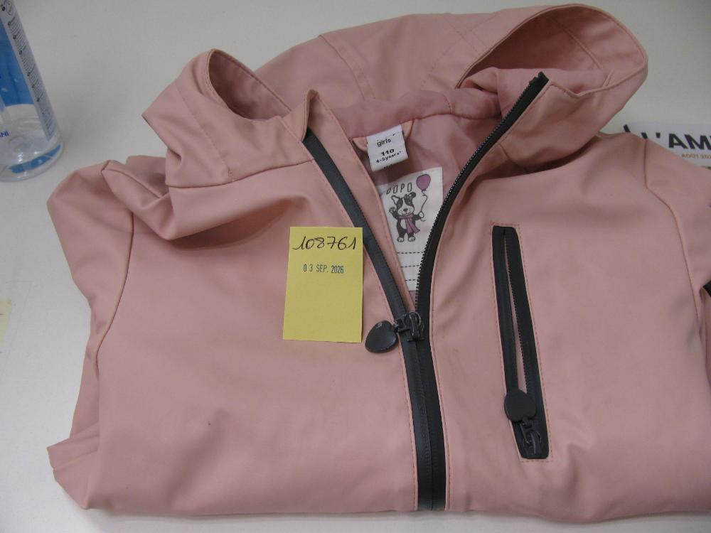 Vêtements, chaussures, accessoires : N° 2026004383 Trouvé(e) le : Thu Sep 03 00:00:00 CEST 2026